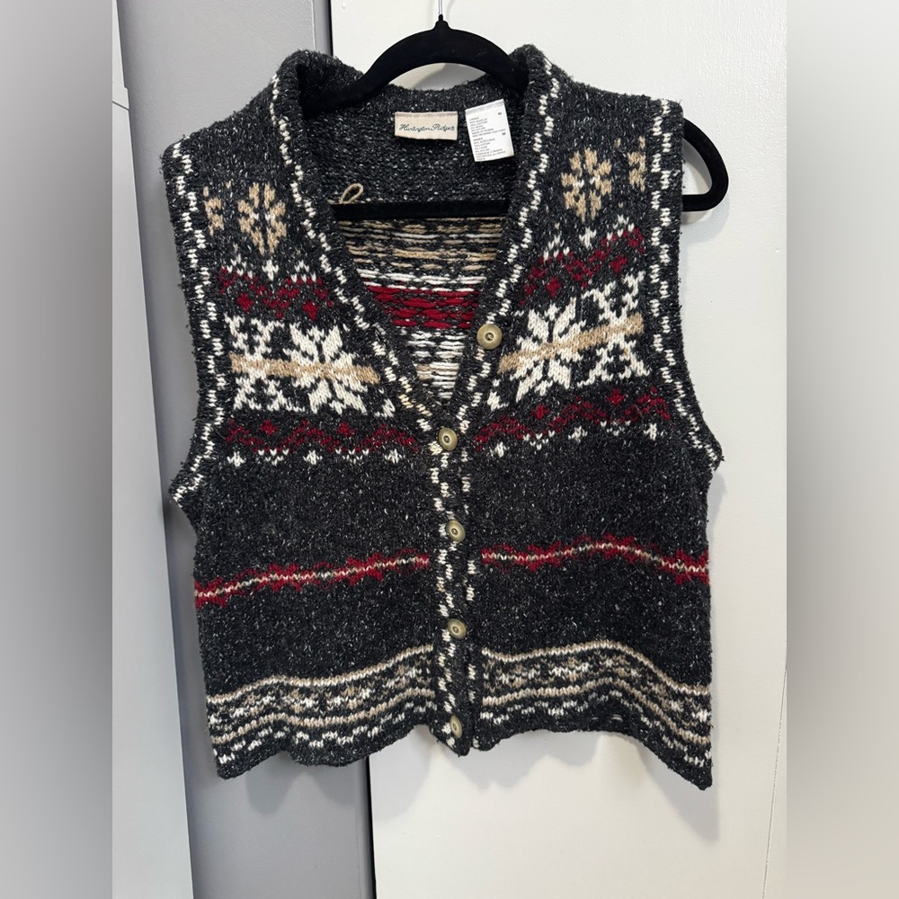 Huntington Ridge Women's Black and Red Sweater Vest